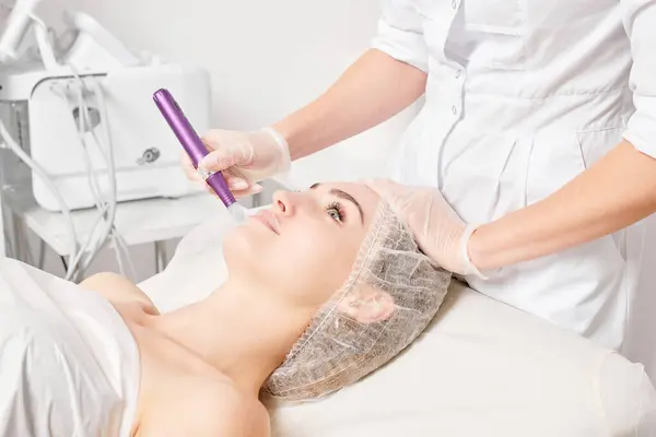 Kosmetolog Wykonuje Wstrzyknięcie Mezoterapii Twarzy Kobiety Odmładzającej Zabieg Kosmetyczny Zapobiegający — Zdjęcie stockowe