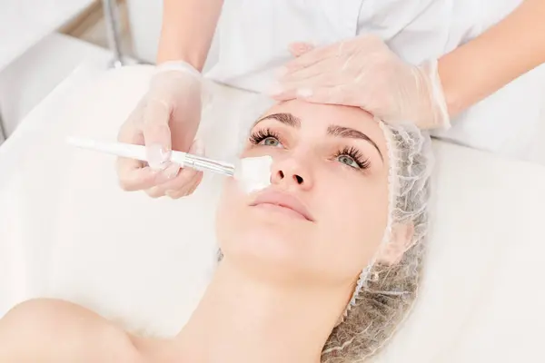 Cosmetologo Applica Maschera Alla Panna Faccia Donna Pelle Faccia Ringiovanimento — Foto Stock