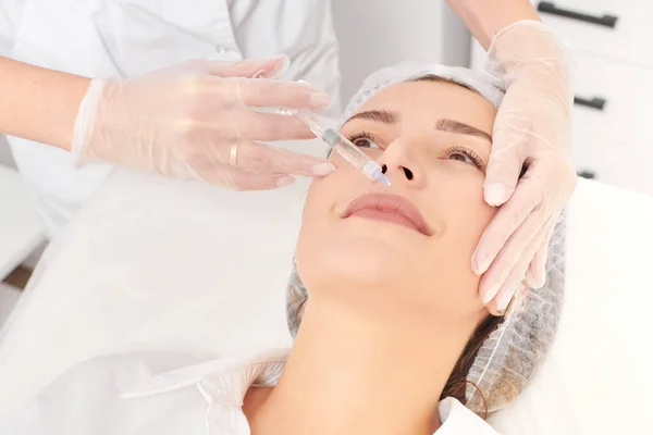 Cosmetologist Faz Injeção Enchimentos Para Aumento Lábios Volume Procedimento Cosmético — Fotografia de Stock
