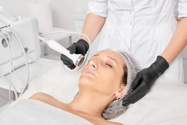 Kosmetyk Sprawia Ultradźwiękowe Napięcie Skóry Odmładzania Twarzy Kobiety Przy Użyciu — Zdjęcie stockowe