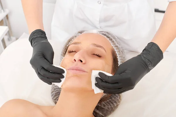 Cosmetologue Enlever Masque Crème Faciale Peau Femme Visage Avec Des — Photo