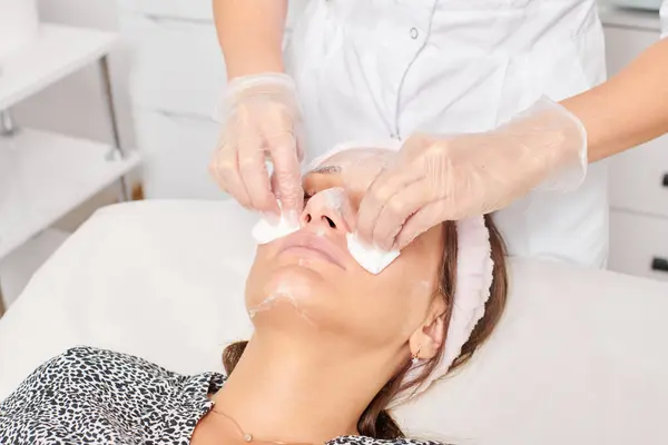 Beautician Bort Ansiktskräm Mask Från Kvinnan Ansikte Hud Med Kosmetiska — Stockfoto