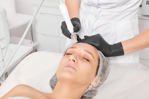 Beautician Makes Aqua Exfoliation Rejuvenation Woman Face Skincare Aging Cosmetic — Stock Photo, Image