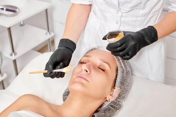 Cosmetoloog Brengt Honing Masker Het Gezicht Van Vrouw Voor Hydrateren — Stockfoto