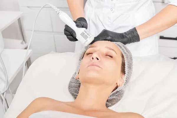 Kosmetolog Gör Kryoterapi För Föryngring Kvinna Ansikte Aging Kosmetiska Förfarande — Stockfoto