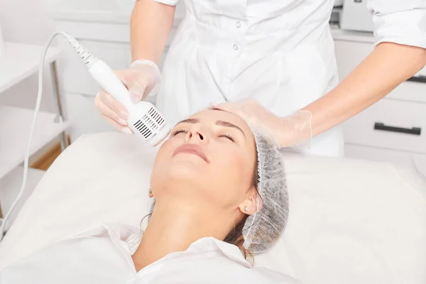 Kosmetolog Robi Krioterapię Dla Odmładzania Twarzy Kobiety Zabieg Aging Kosmetyczny — Zdjęcie stockowe