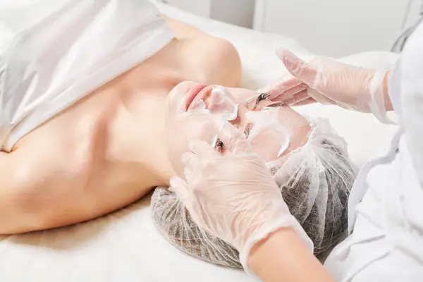 Schoonheidsspecialiste Massages Crème Masker Vrouwelijke Gezichtshuid Voor Verjonging Hydraterende Huidverzorging — Stockfoto