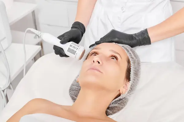 코스모 학자들은 여성의 얼굴을 치료하는 요법을 개발하는데 방법은 살롱에서 노화를 — 스톡 사진