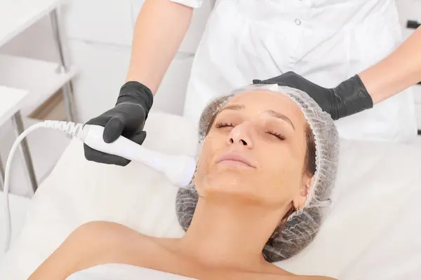 Kosmetolog Gör Lyft För Föryngring Kvinna Ansikte Aging Kosmetisk Procedur — Stockfoto