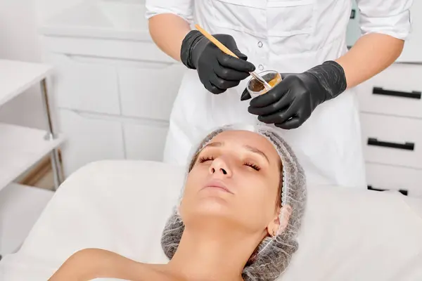 Cosmetologo Applica Maschera Miele Faccia Donna Idratare Pelle Faccia Procedura — Foto Stock