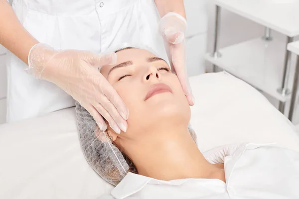 Esteticista Massageia Pele Cara Mulher Depois Esfregar Nata Que Hidrata — Fotografia de Stock