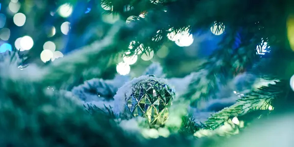 Grön Julgran Täckt Snö Med Dekorativa Lökar Och Blå Girlanger — Stockfoto