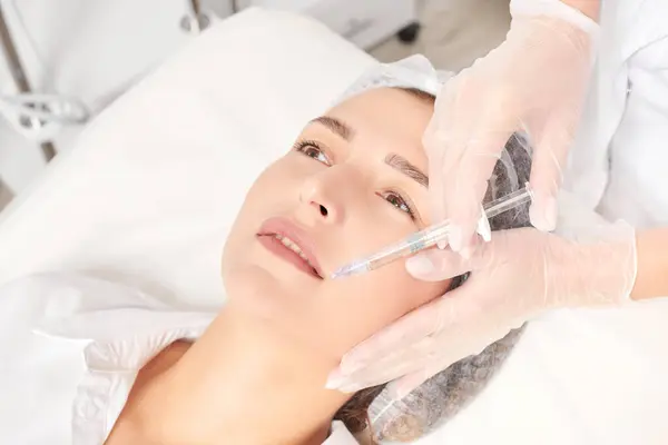 Cosmetologist Faz Injeção Enchimentos Para Aumento Lábios Volume Procedimento Cosmético Imagem De Stock