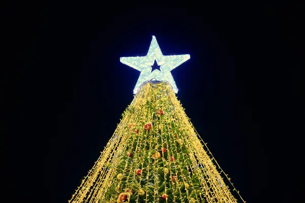 Vánoční Stromeček Velkou Bílou Hvězdou Topper Zdobené Žluté Girlandy Barevné Stock Snímky