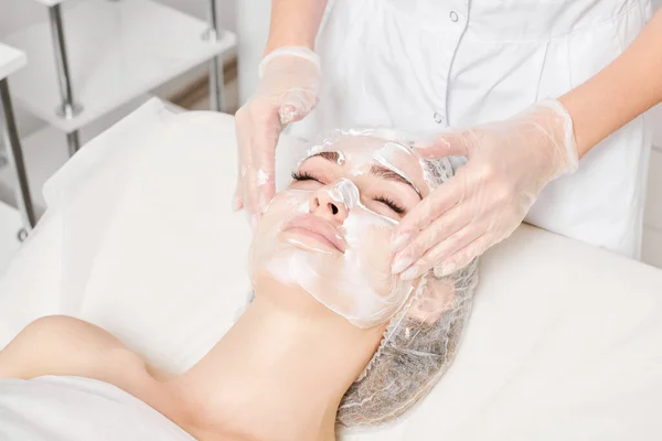 Esteticista Massageia Máscara Creme Pele Cara Feminina Rejuvenescimento Hidratando Procedimento Imagem De Stock