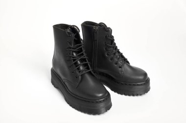 Siyah kadınlar yüksek topuklu ayakkabılar giyerler, topukları izole edilmiş beyaz arka plan, üst açı manzaralı. Kadın bacakları için yüksek topuklu ayakkabılar, yeni ayakkabı trendleri.