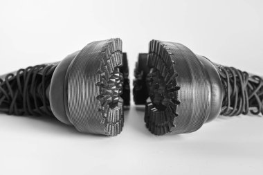 Siyah kadınlar yüksek topuklu ayakkabılar ve izole edilmiş beyaz arka planda duran topuklu ayakkabılar giyerler. Kadın bacakları için yüksek topuklu ayakkabılar, yeni ayakkabı trendleri.