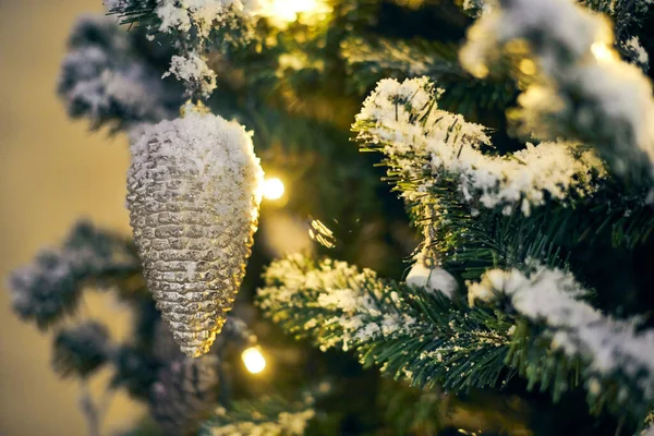 Bulbos Cono Árbol Navidad Con Guirnaldas Amarillas Cubiertas Nieve Árbol — Foto de Stock