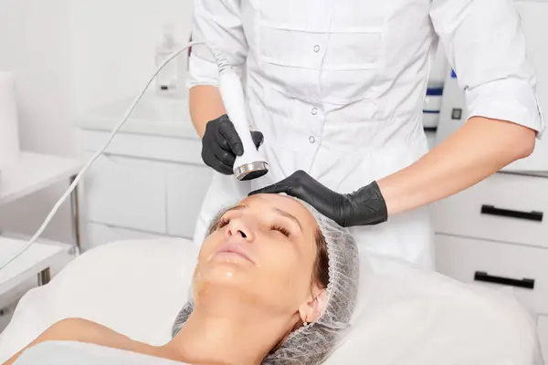 Cosmetologist Faz Pele Ultra Som Que Aperta Para Cara Mulher — Fotografia de Stock
