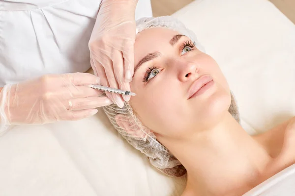 Kosmetolog Wykonuje Wstrzyknięcie Odmładzające Twarz Kobiety Zapobiegające Starzeniu Się Niechirurgicznego — Zdjęcie stockowe