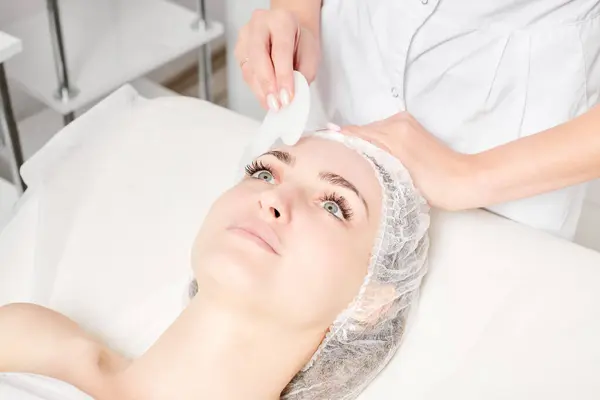 Esteticista Fazendo Massagem Facial Com Pedra Gua Sha Pele Cara — Fotografia de Stock