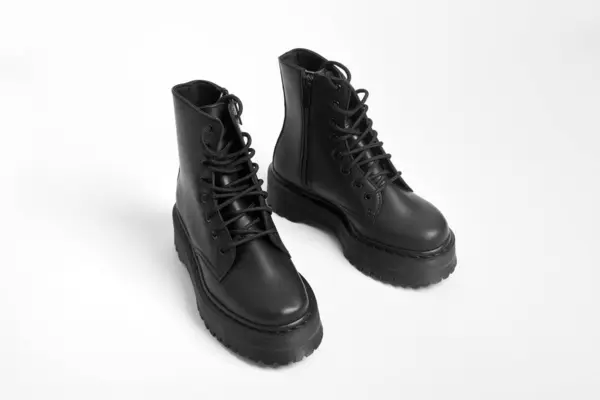 Siyah Kadınlar Yüksek Topuklu Ayakkabılar Izole Beyaz Arka Planda Topuklu — Stok fotoğraf