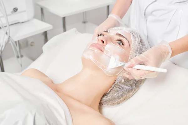 Cosmetologist Aplica Máscara Creme Cara Mulher Pele Cara Rejuvenescimento Procedimento — Fotografia de Stock