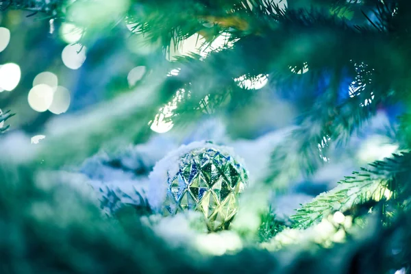 Grön Julgran Täckt Snö Med Dekorativa Lökar Och Blå Girlanger — Stockfoto