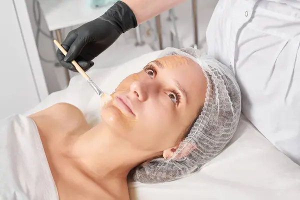 Beautician Applies Honey Mask Woman Face Moisturize Face Skin Aging — Stock Photo, Image