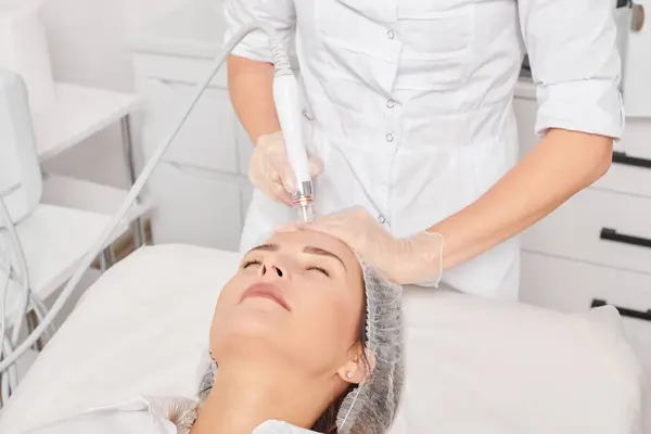 Kosmetolog Gör Aqua Peeling För Föryngring Kvinna Ansikte Hudvård Aging — Stockfoto