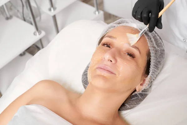 Kosmetolog Stosuje Maseczkę Miodową Twarzy Kobiety Nawilżania Skóry Twarzy Zabieg — Zdjęcie stockowe