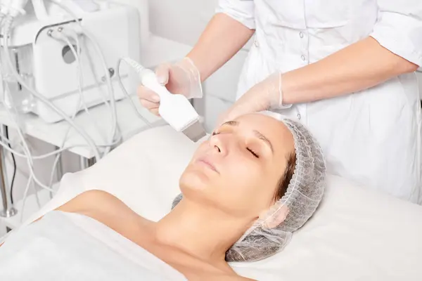 Cosmetologist Faz Descascamento Ultra Sônico Facial Para Rejuvenescimento Mulher Face — Fotografia de Stock