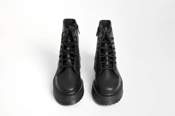 黑色女性战斗靴在高跟鞋平台上 与孤立的白色背景拖鞋底 女腿用军用时髦高跟鞋平台战斗靴 新鞋子趋势 — 图库照片