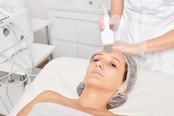 Kosmetikerin Macht Ultraschall Peeling Für Die Verjüngung Frau Gesichtspflege Aging — Stockfoto