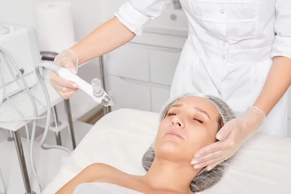 Cosmetoloog Maakt Gezichtsgas Vloeibare Zuurstof Serum Epidermale Peeling Voor Verjonging — Stockfoto