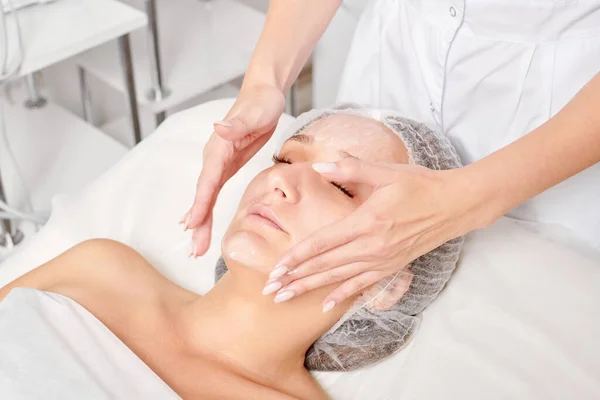 Cosmetologist Rubbing Moisturizing Cream Mask Woman Face Skin Rejuvenation Aging — Stock Photo, Image