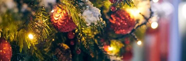 Christmas Tree Bulbs Yellow Garlands Covered Snow Outdoor Xmas Green — Stock Photo, Image