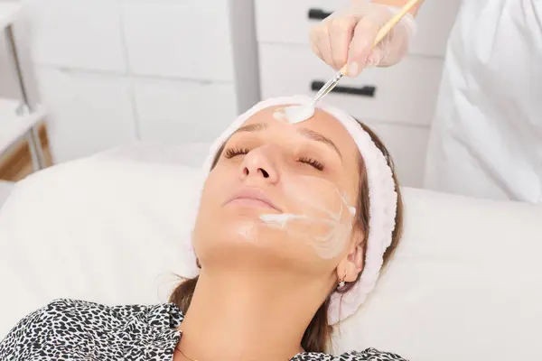 Cosmetologist Applying Cosmetic Cream Mask Female Face Rejuvenation Face Skin — Stock Photo, Image