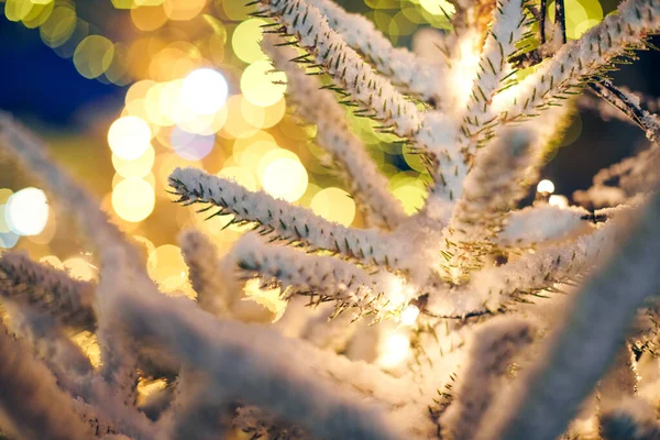 Julgran Täckt Snö Med Gula Girlanger Ljus Och Bokeh Kopia — Stockfoto