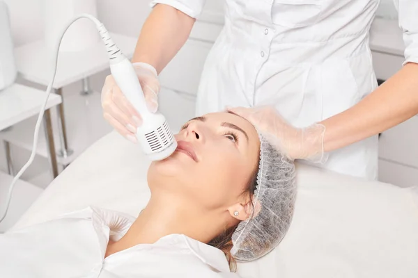 Cosmetoloog Maakt Cryotherapie Voor Verjonging Vrouw Gezicht Veroudering Cosmetische Procedure — Stockfoto