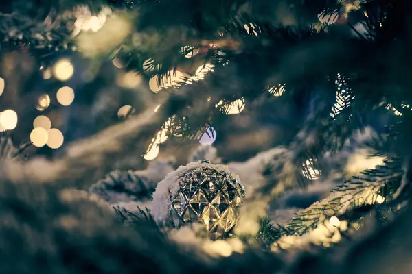 Grön Julgran Täckt Snö Med Vit Dekorativ Glödlampa Och Gula — Stockfoto