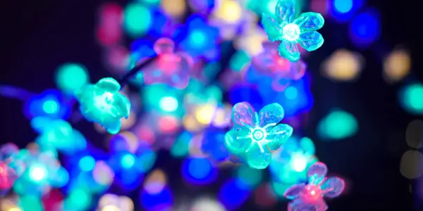 Flerfärgat Ljus Bokeh Från Dekorativa Lysande Blommor Girlanger Semester Suddig — Stockfoto