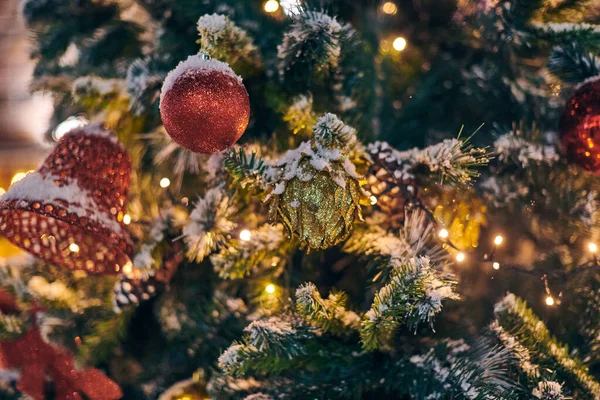 Julgran Dekorationer Med Gula Girlanger Täckt Snö Utomhus Xmas Grönt — Stockfoto