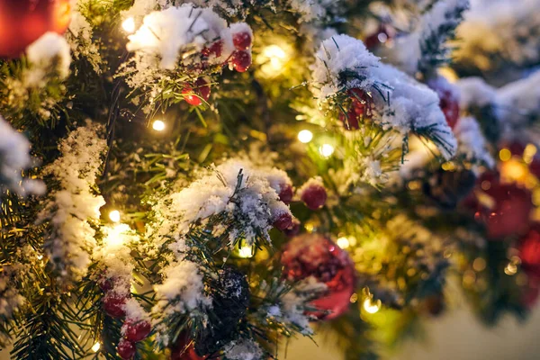 Julgran Lökar Med Gula Girlanger Täckt Snö Utomhus Xmas Grönt — Stockfoto