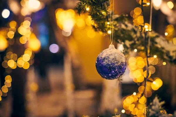 Julgran Dekorationer Täckt Snö Utomhus Xmas Träd Med Dekorativa Blå — Stockfoto