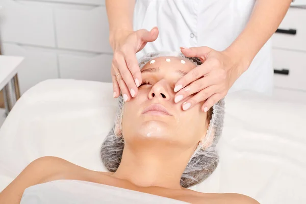 Cosmetologist Rubbing Moisturizing Cream Mask Woman Face Skin Rejuvenation Aging — Stock Photo, Image