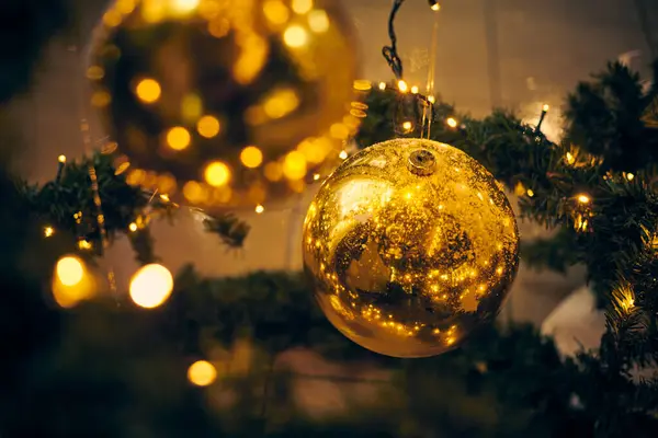 Julgran Dekorationer Täckt Snö Utomhus Xmas Träd Med Dekorativa Gula — Stockfoto
