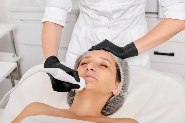 Cosmetologist Faz Pele Ultra Som Que Aperta Para Cara Mulher — Fotografia de Stock