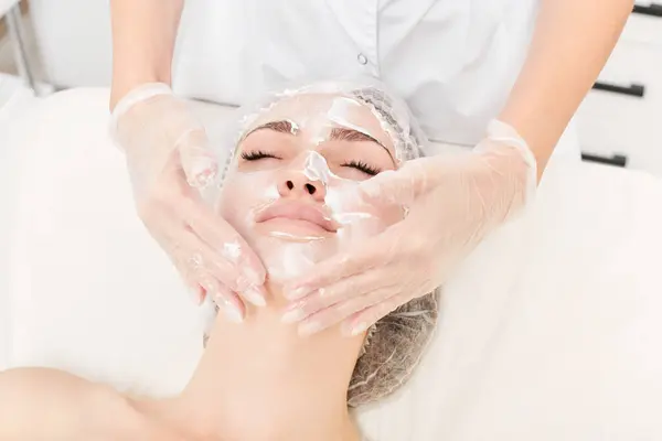 Cosmetologue Massages Crème Masque Dans Peau Visage Femme Pour Rajeunissement — Photo