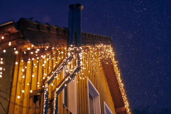 Boże Narodzenie Dekoracyjne Żółte Girlandy Światła Stałe Dachu Domu Zewnątrz — Zdjęcie stockowe